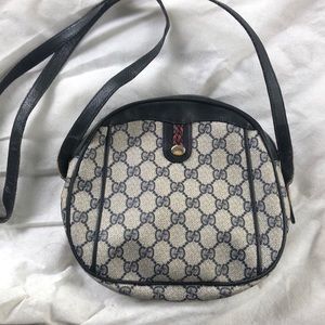 Small round Gucci purse